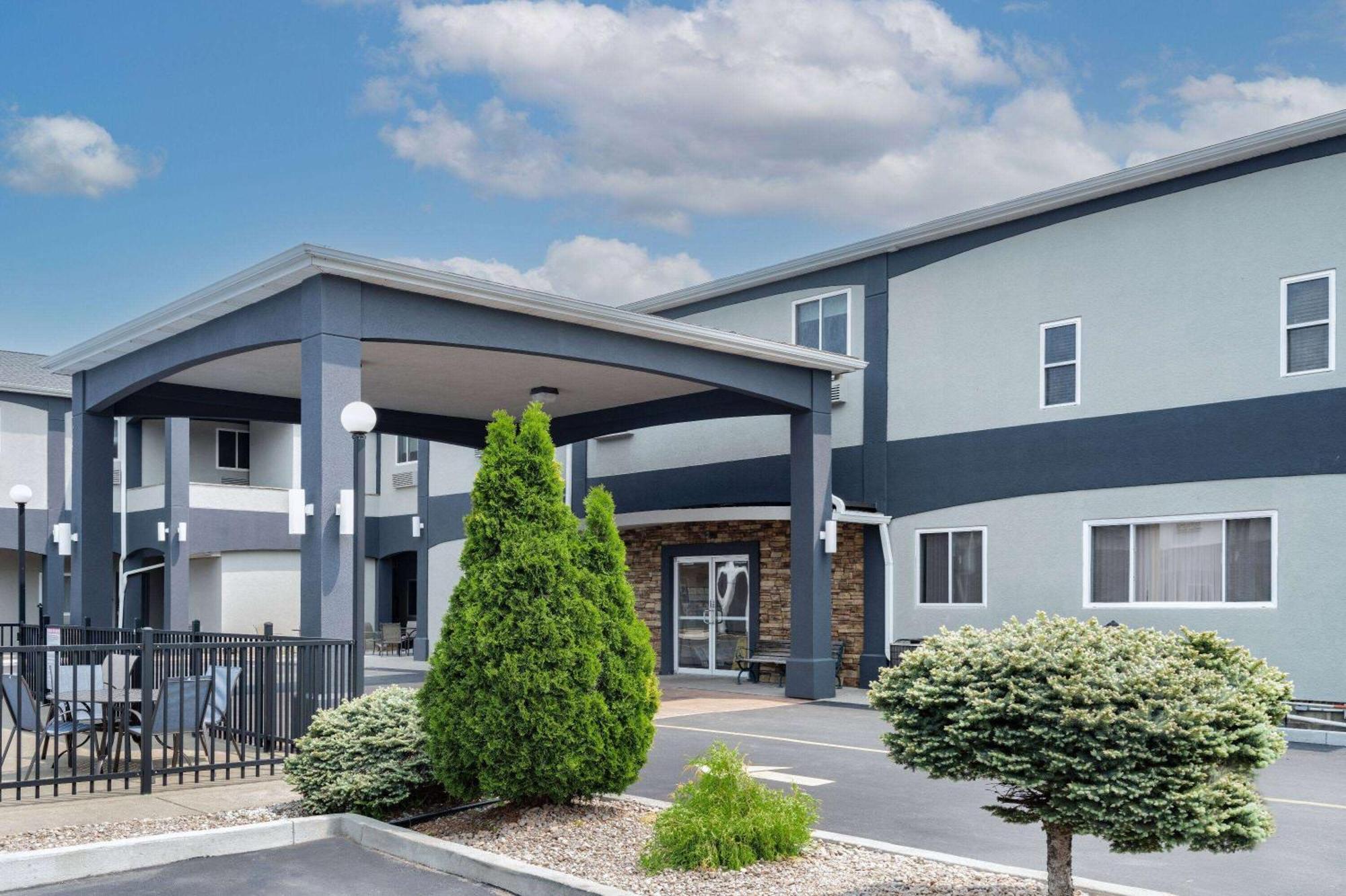 Days Inn & Suites By Wyndham Niagara Falls/Buffalo Exterior photo